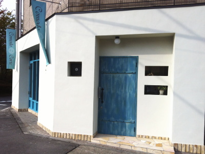 青いサッシ、扉の外観