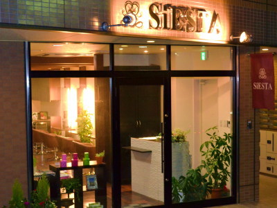 フラッグを設けた美容室の外観写真