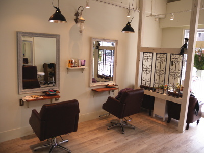 アンティーク調の美容室内装写真