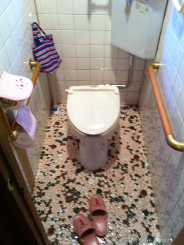 柏市:トイレリフォーム(施工前隅付ロータンク)