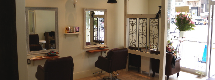 アンティーク調美容室内装の風景