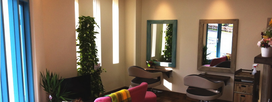 スペインのカフェを思わせる美容室内装の風景